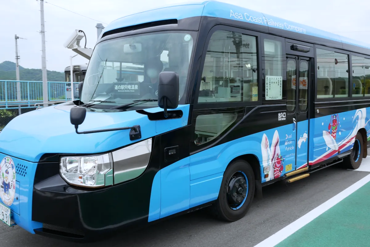 阿波海南の停留所に停車中のDMV(青、1号)