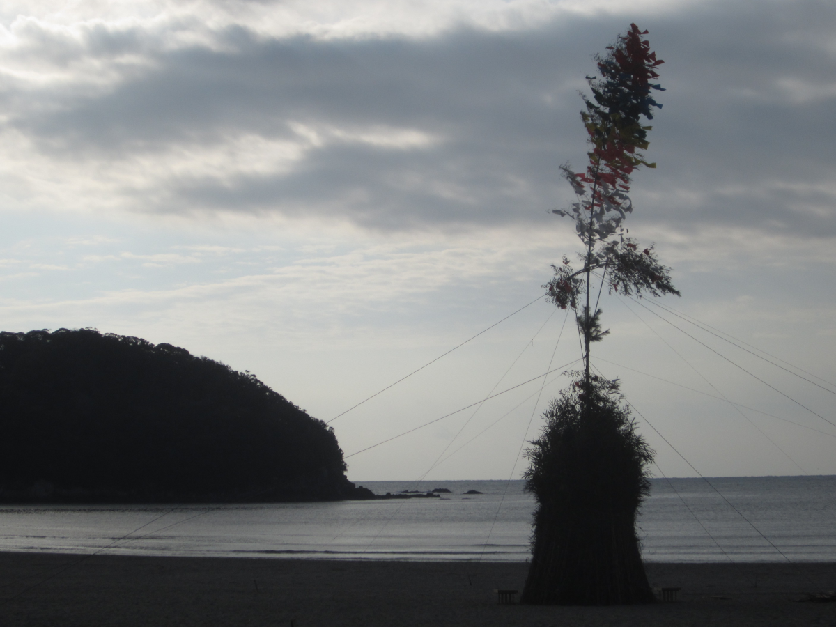 海の駅東洋町近くの白浜海岸に立つ左義長のヤマと海