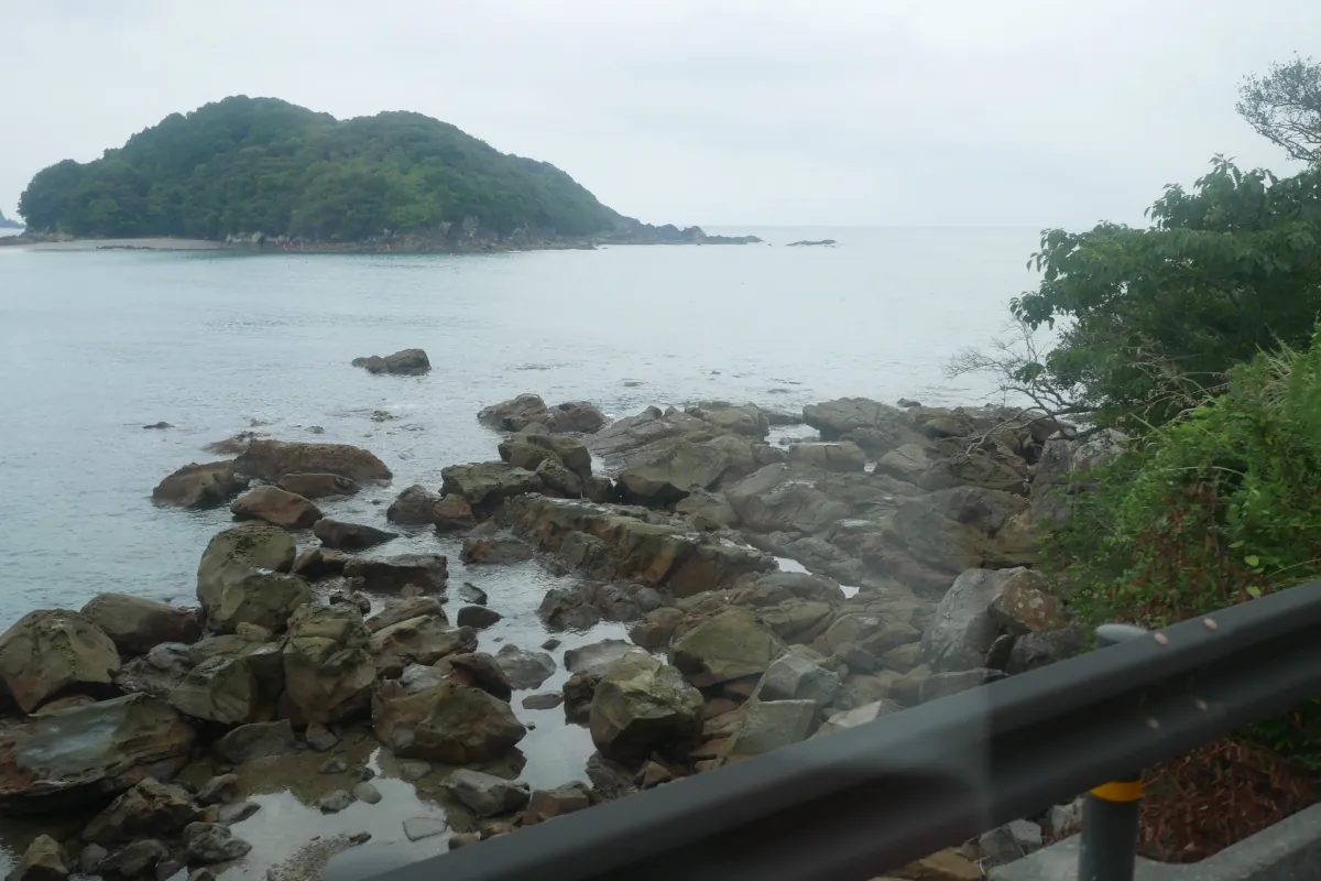 国道55号線東洋町の車窓の海と岩と島
