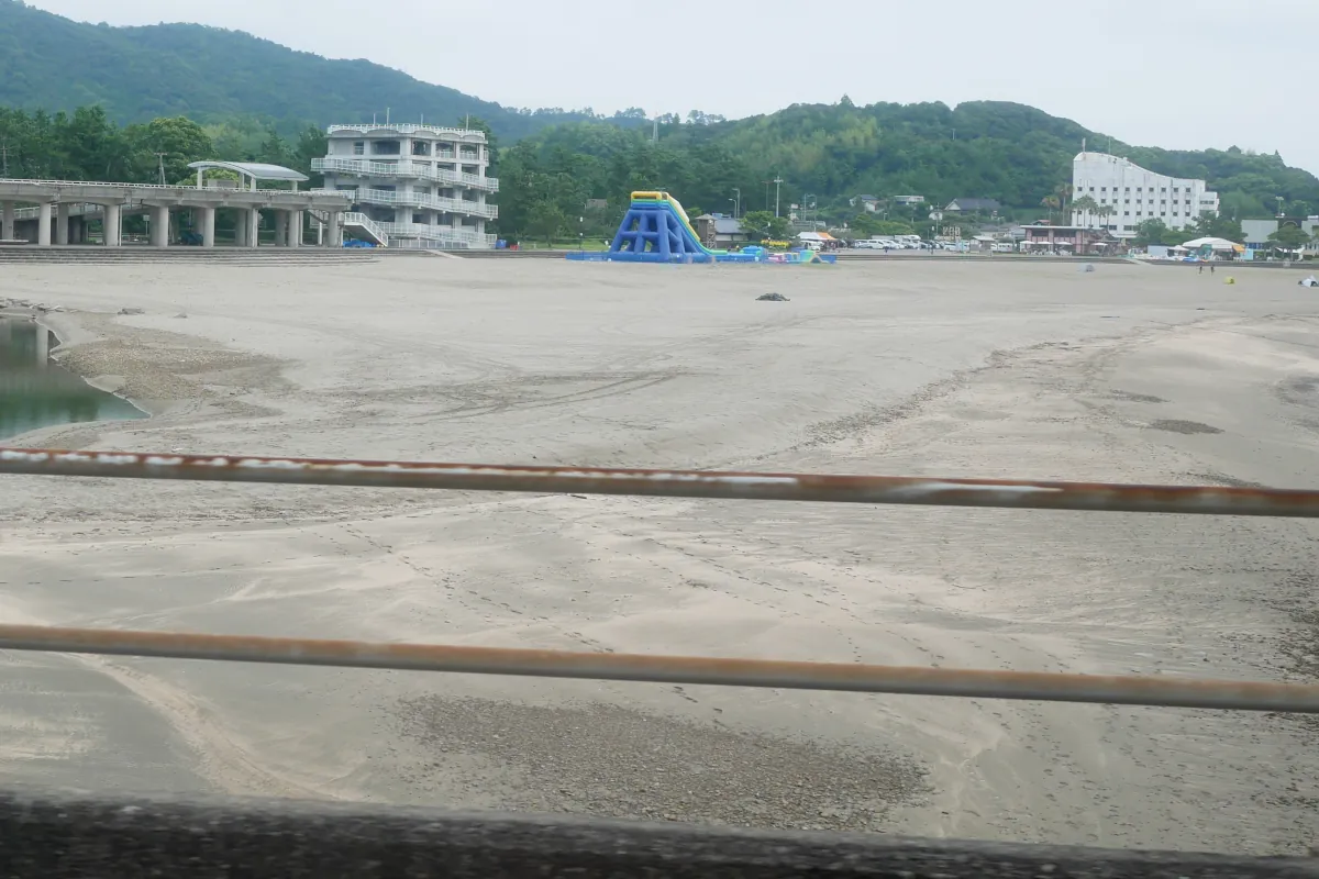 高知東部交通のバスから道の駅東洋町の方を振り返った車窓