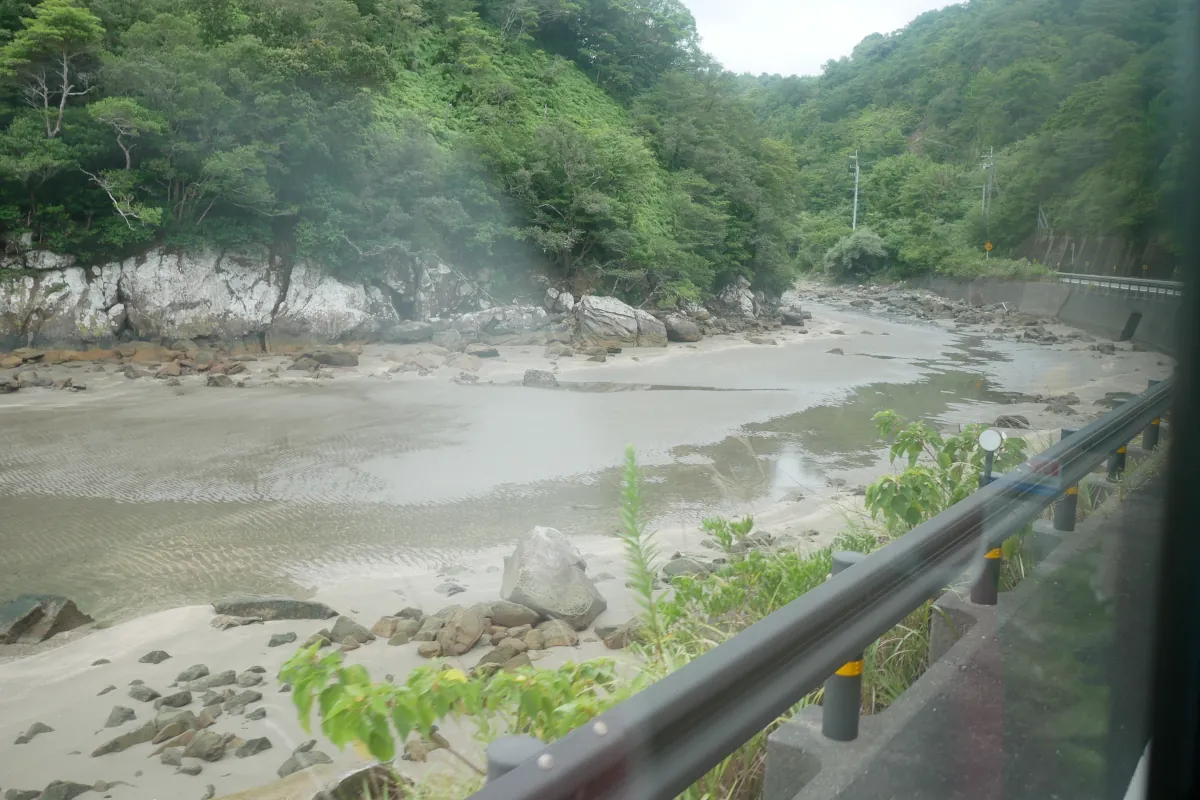 国道55号線東洋町の車窓の海と河口のような景色