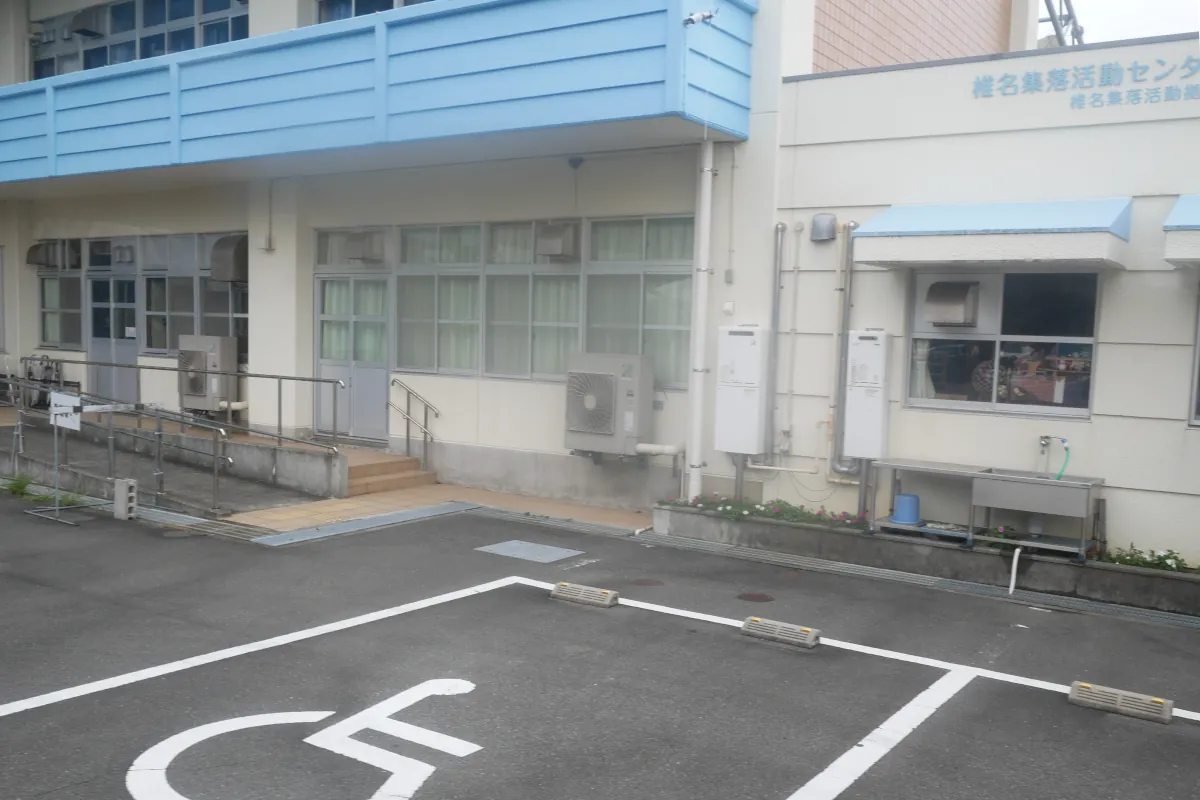 むろと廃校水族館の駐車場と元校舎の一部