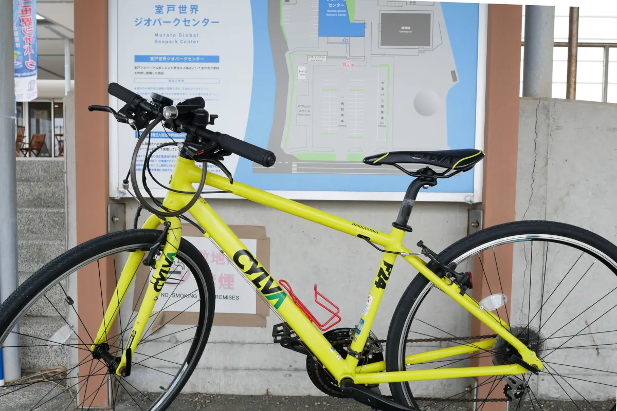 クロスバイクとジオパークセンターの看板
