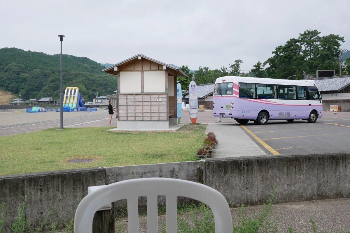 道の駅東洋町の外の椅子から見た徳島バス南部の車両