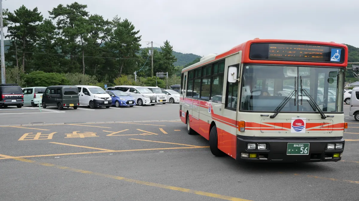 道の駅東洋町に入ってくる高知東部交通のバス正面