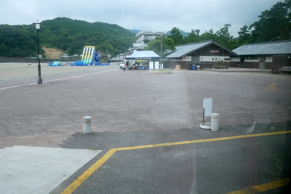 海の駅東洋町バス停にいる路線バス内からの車窓風景