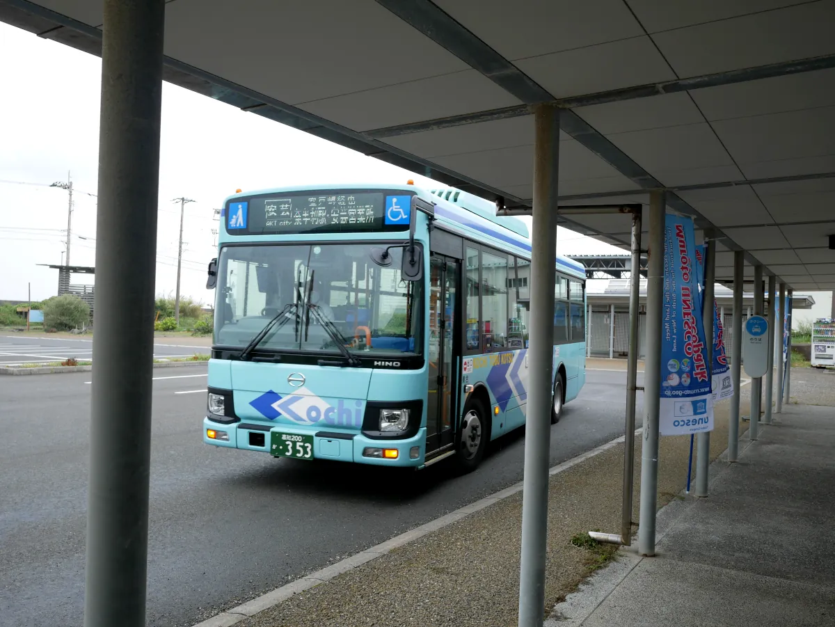 室戸世界ジオパークセンター前にいる路線バス