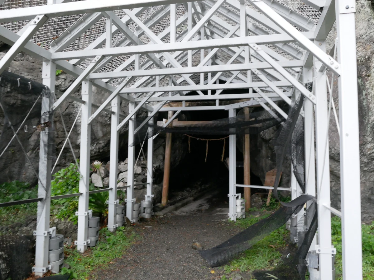 御厨人窟入口と防護屋根