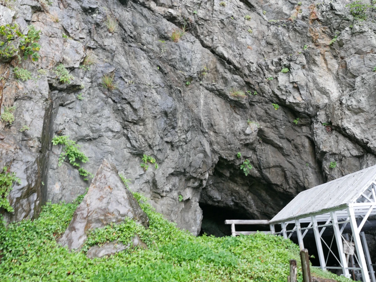 神明窟の上の岸壁と防護屋根