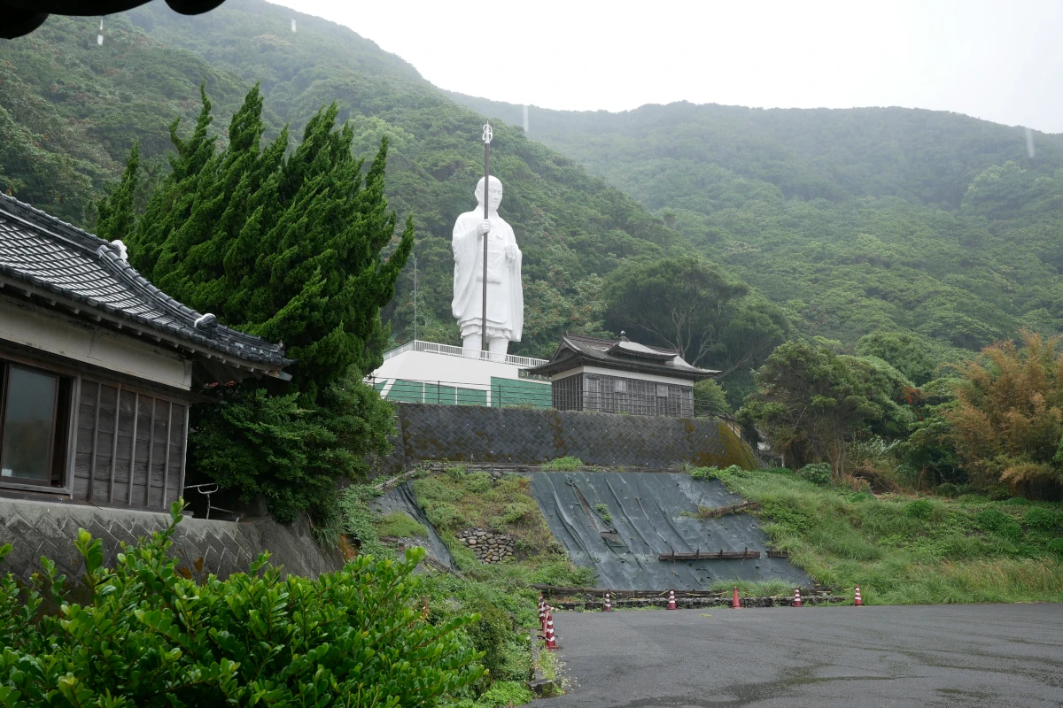 室戸青年大師像を離れたところから