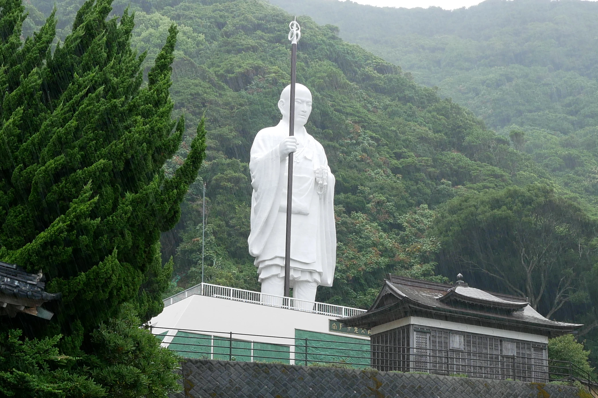 室戸青年大師像の全身