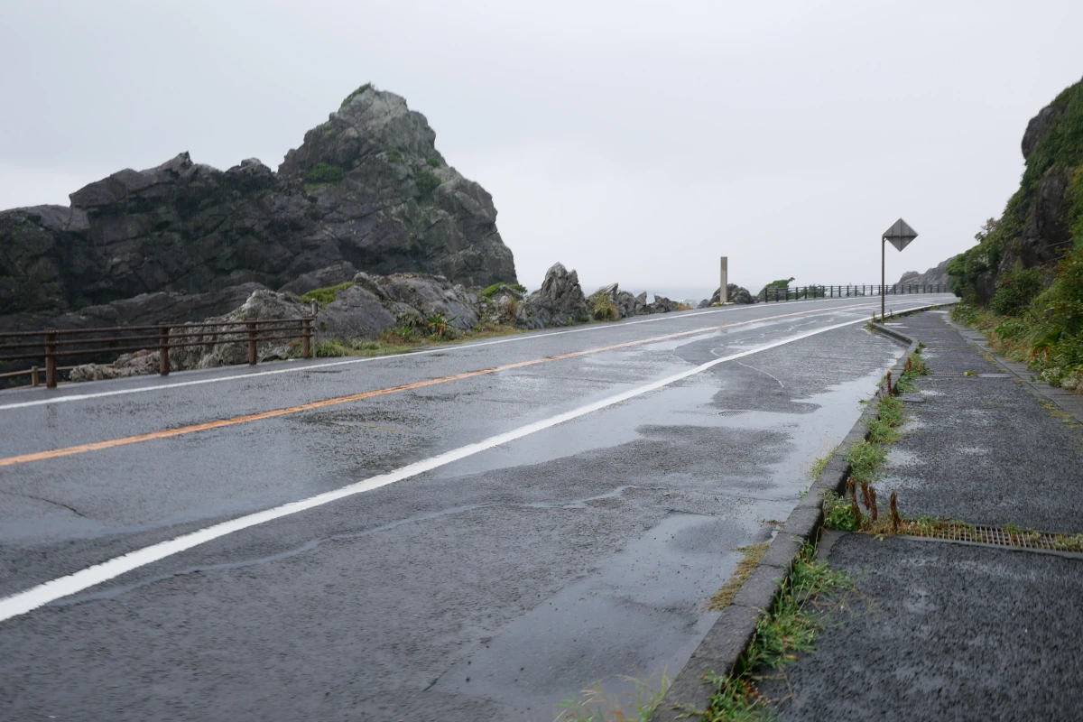 青年大師像から御厨人窟への道